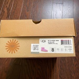 New with Box - UGG CLASSIC MINI SCALLOP SUEDE LEATHER BOOTS US 8